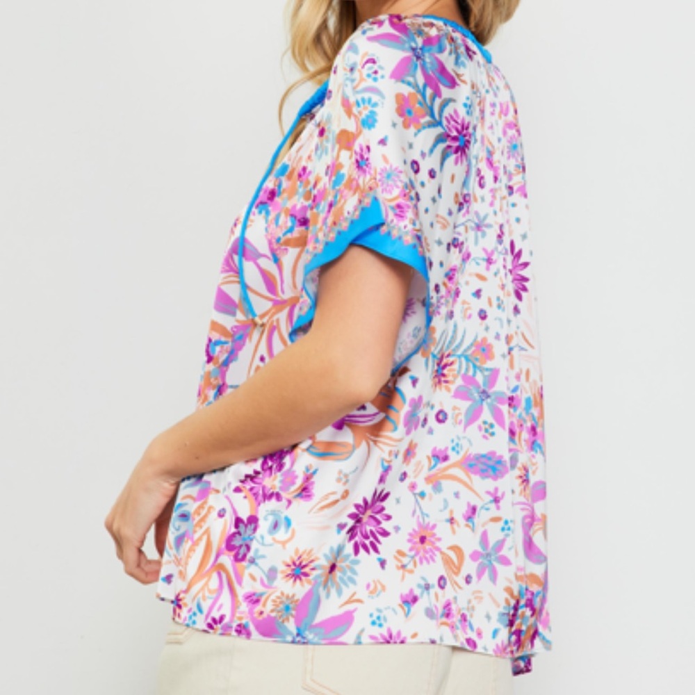 New with tags. Floral top. Skies are Blue.